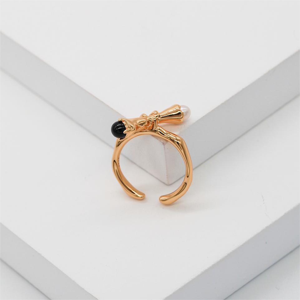 Find your balance Onyx Pearl Ring
