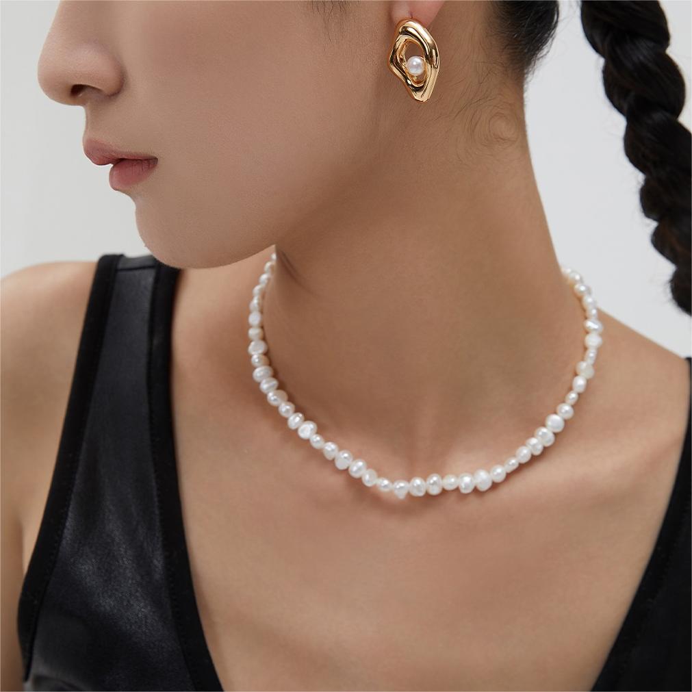 Magic Baroque pearl necklace